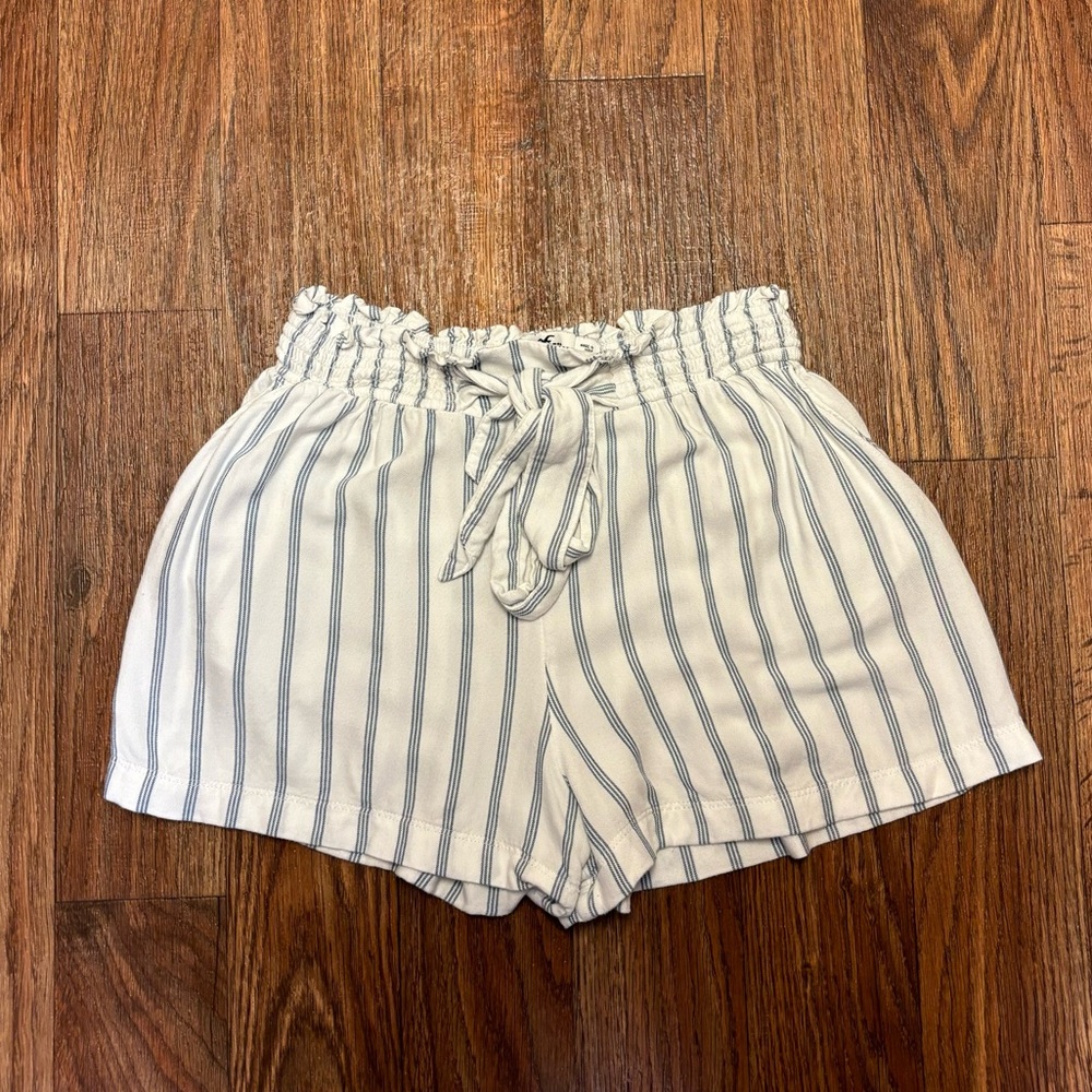 Hollister Striped Highwaist Paperbag shorts